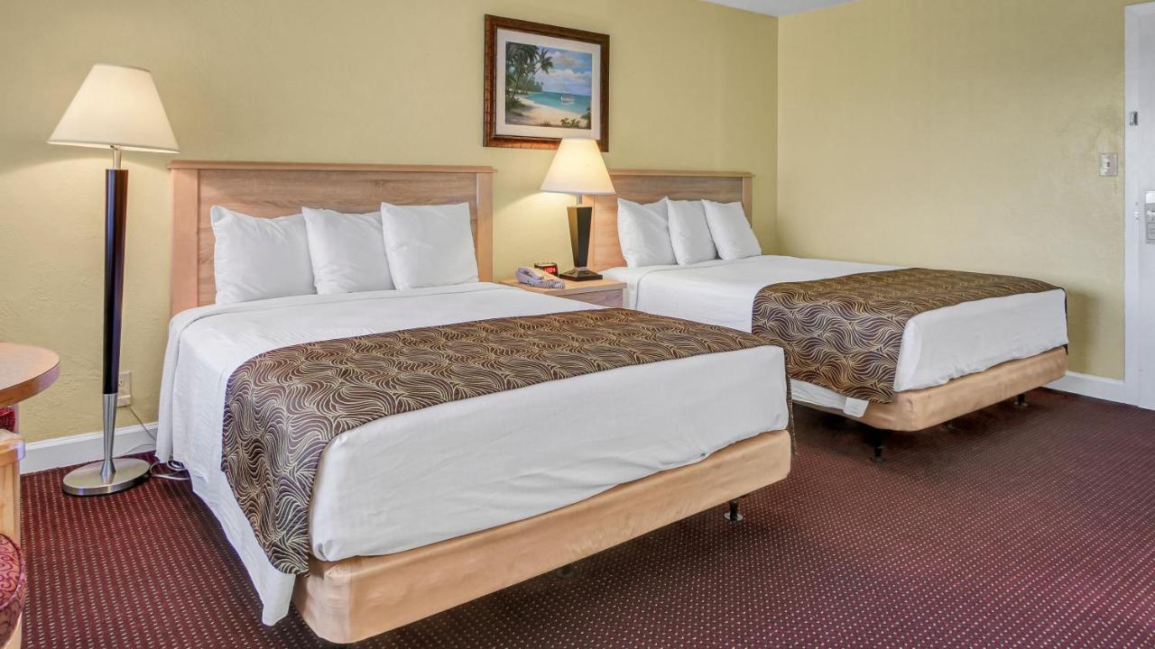Page Terrace Beachfront Hotel St. Pete Beach Bagian luar foto