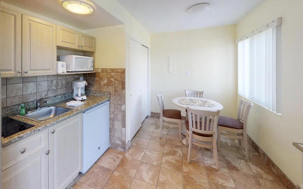 Page Terrace Beachfront Hotel St. Pete Beach Bagian luar foto