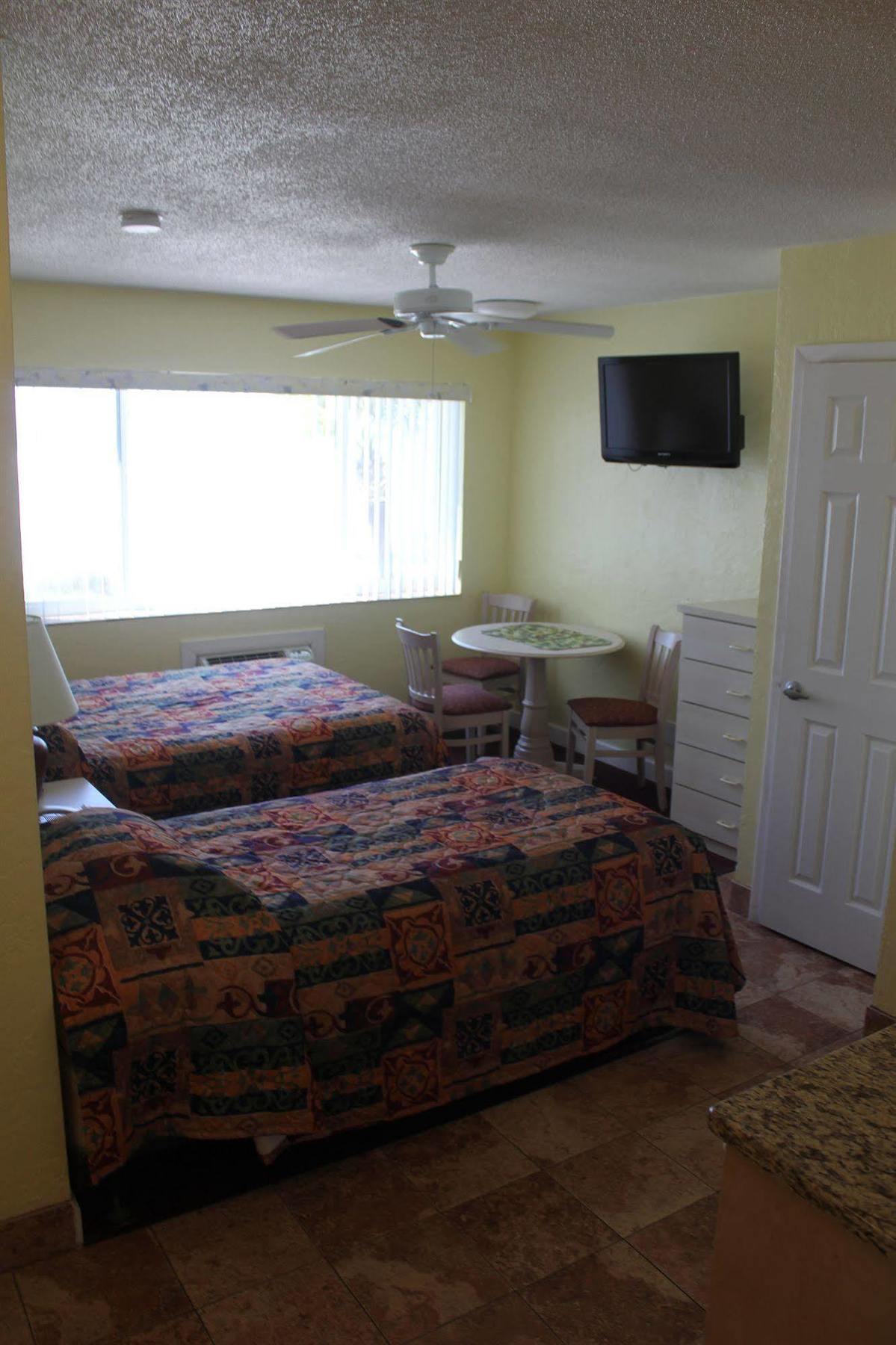 Page Terrace Beachfront Hotel St. Pete Beach Bagian luar foto